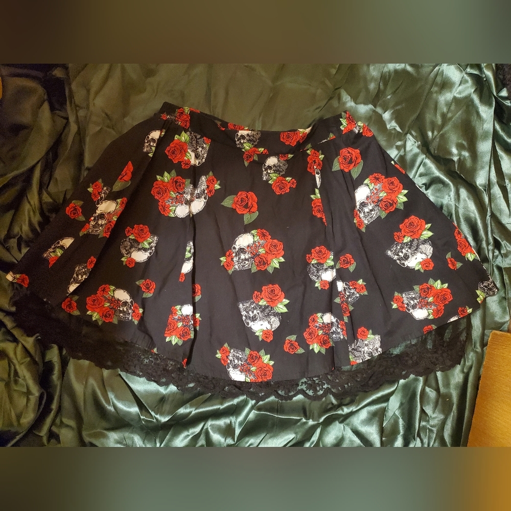 Skull and Roses skirt with black lace - Lolita, gothic